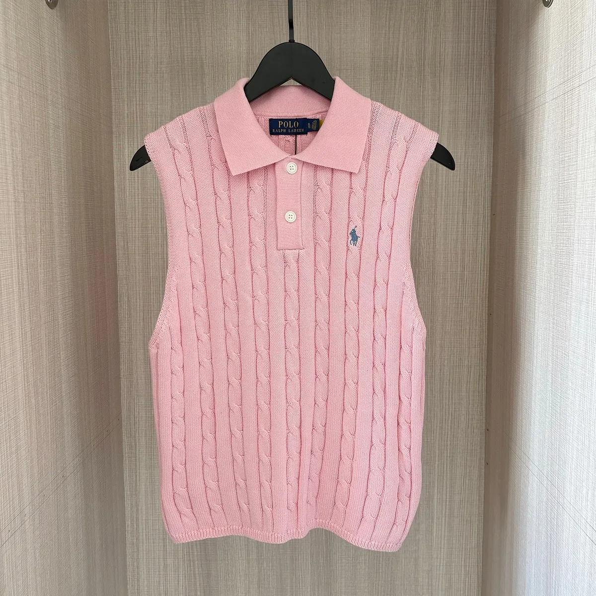P160 RALPH LAUREN Ralph Lauren five-color classic small label embroidery polo collar sleeveless button pullover knitted sweater women's top. Pure original high-density LOGO embroidery on the chest, original 1:1 customized tag accessories. Made of pure cotton yarn and multi-knitted, pure cotton is skin-friendly and comfortable, small label war horse embroidered twist button polo neck sweater 🐎 high quality, follow the blogger to learn how to wear it! Let’s buy a Ralph Lauren cable sweater. It’s a super hard-to-find series after it became popular. It’s hard to find one on the official website. It’s simple and practical, has a lazy and loose feel, soft and delicate feel, and has a loose fit. Whether worn alone or layered, you can wear a simple one to create different styles of fashion!   Size: S M L XL Color: White Yellow Pink Black Navy
